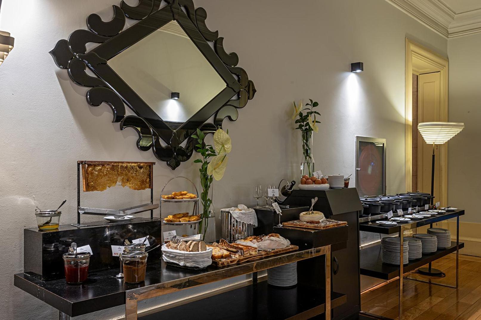 Pestana Palacio Do Freixo, Pousada & National Monument - The Leading Hotels Of The World Porto Exteriér fotografie A buffet at a hotel