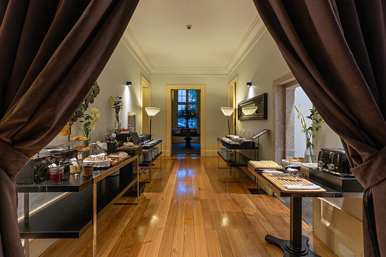 Pestana Palacio Do Freixo, Pousada & National Monument - The Leading Hotels Of The World Porto Exteriér fotografie The buffet at the lounge
