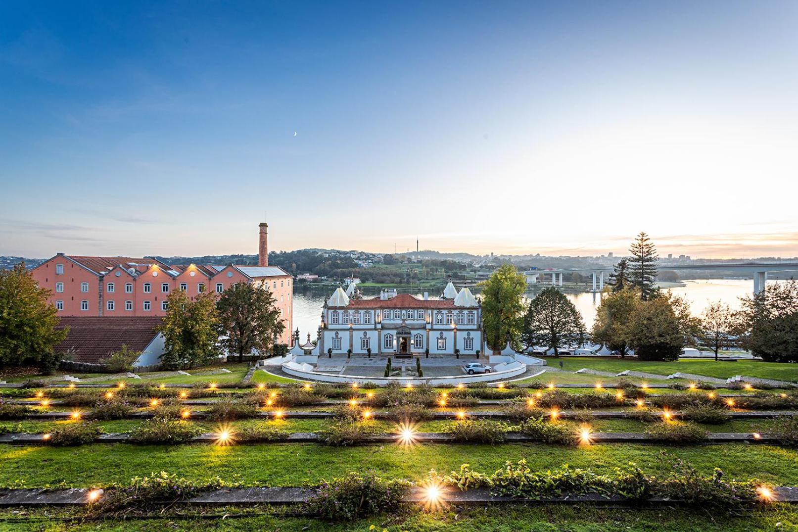 Pestana Palacio Do Freixo, Pousada & National Monument - The Leading Hotels Of The World Porto Exteriér fotografie The park at night