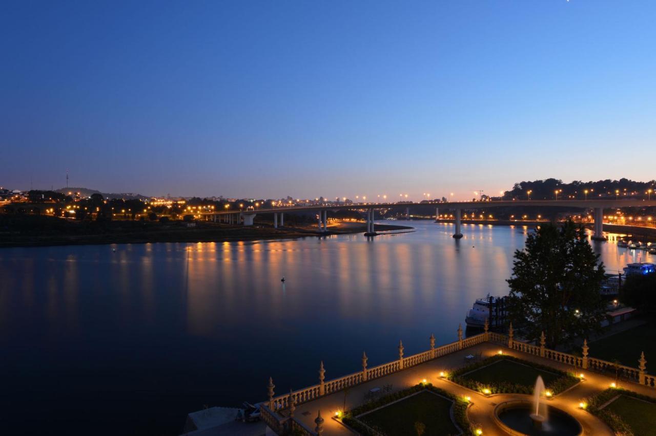 Pestana Palacio Do Freixo, Pousada & National Monument - The Leading Hotels Of The World Porto Exteriér fotografie The river at night